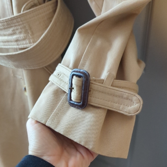 Classic Beige Trench Coat - Picture 7 of 8